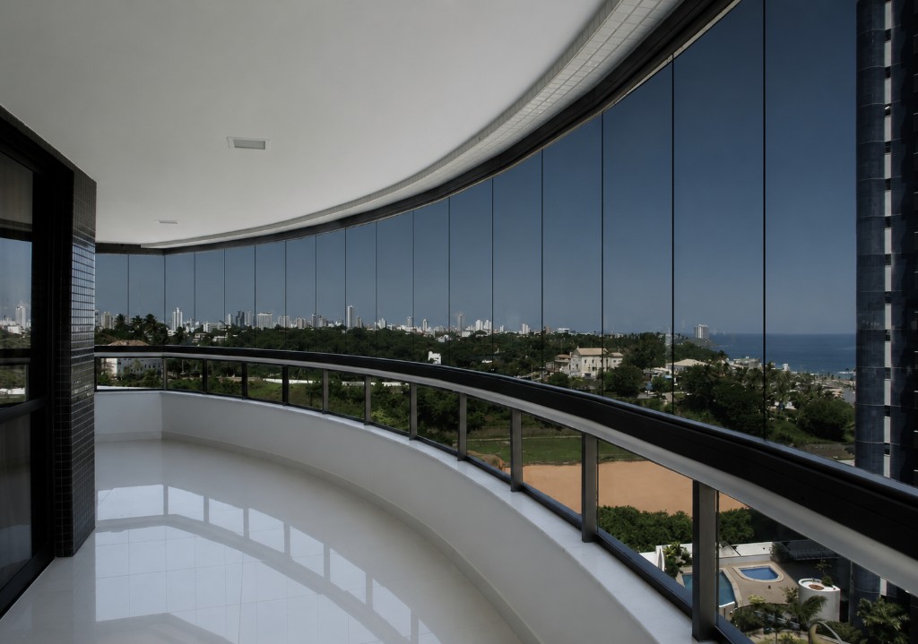 Aplicação de insulfilm em grande fachada de vidro com vista panorâmica