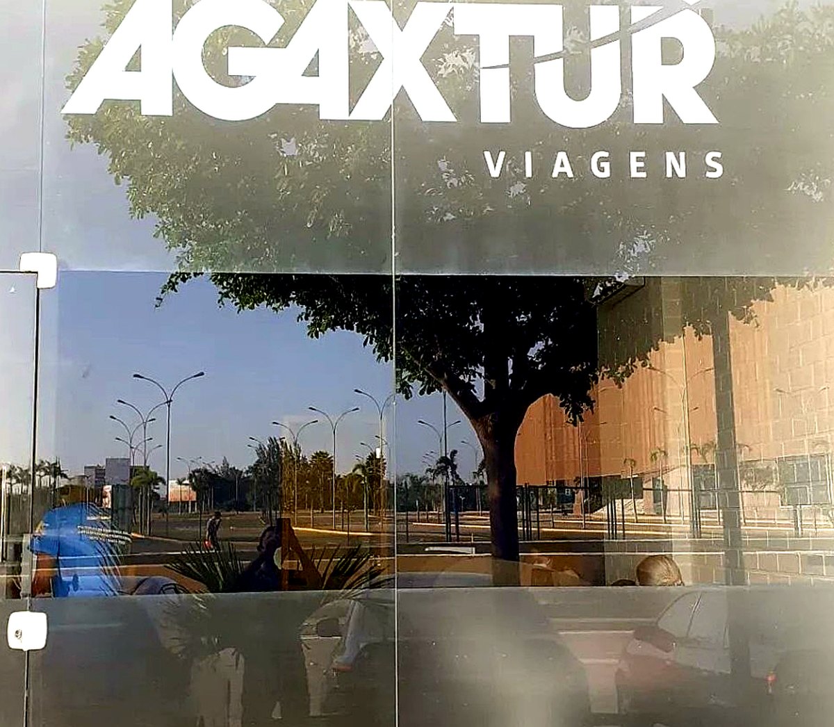 Plotagem em porta de vidro
